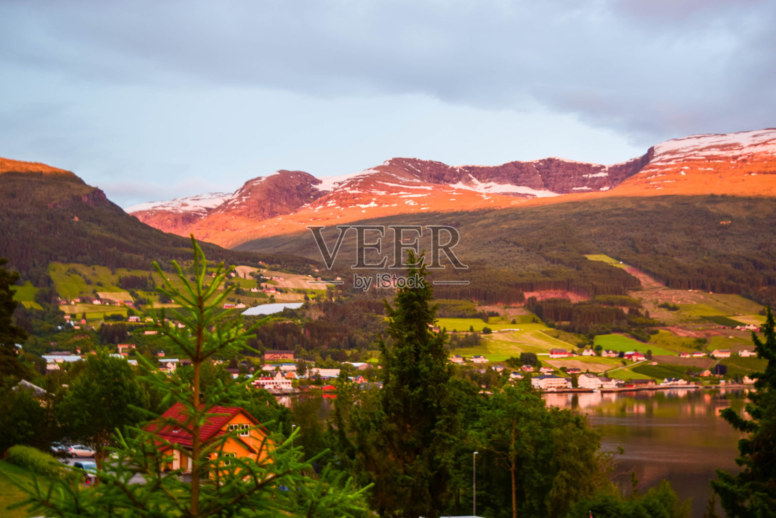 落日的最后一缕余晖。美丽的Innvik峡湾和来自Innvik村的山脉景观。挪威。照片摄影图片