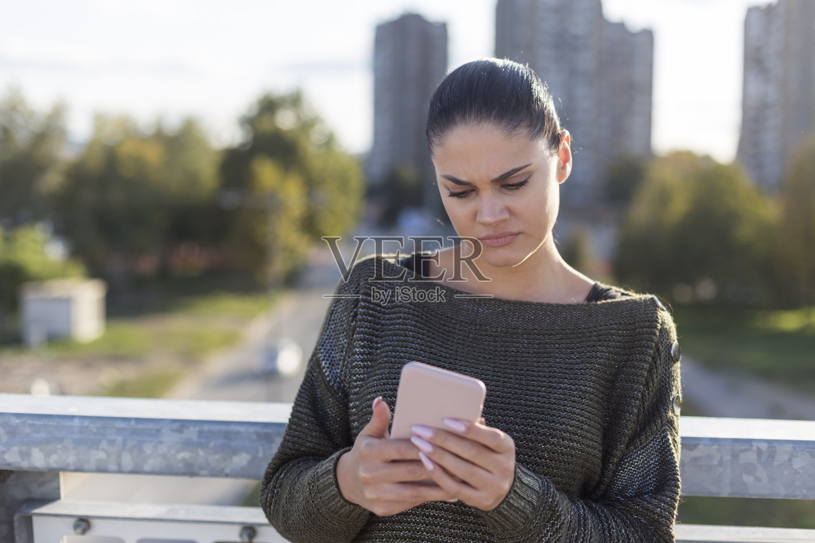 严肃的女性短信照片摄影图片