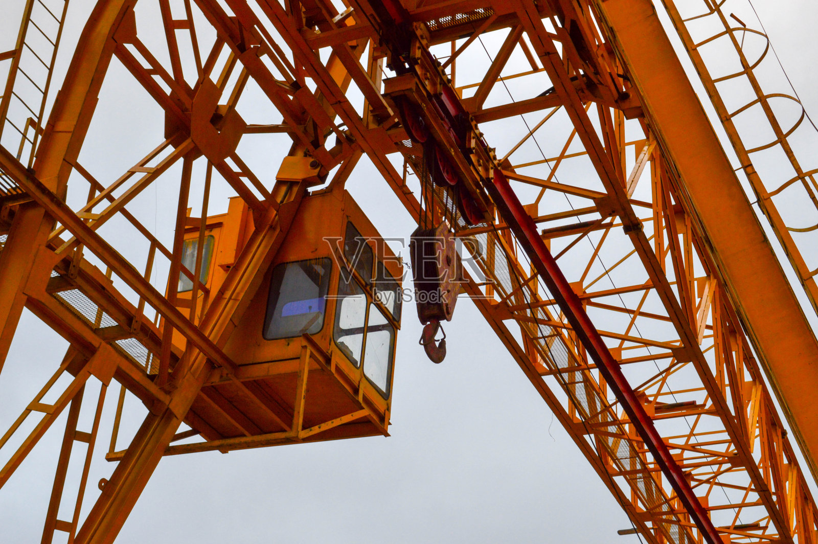 高重黄色金属铁承重建筑固定式工业强力桥式龙门起重机，用于在现代建筑工地的建筑物和房屋上提升货物照片摄影图片