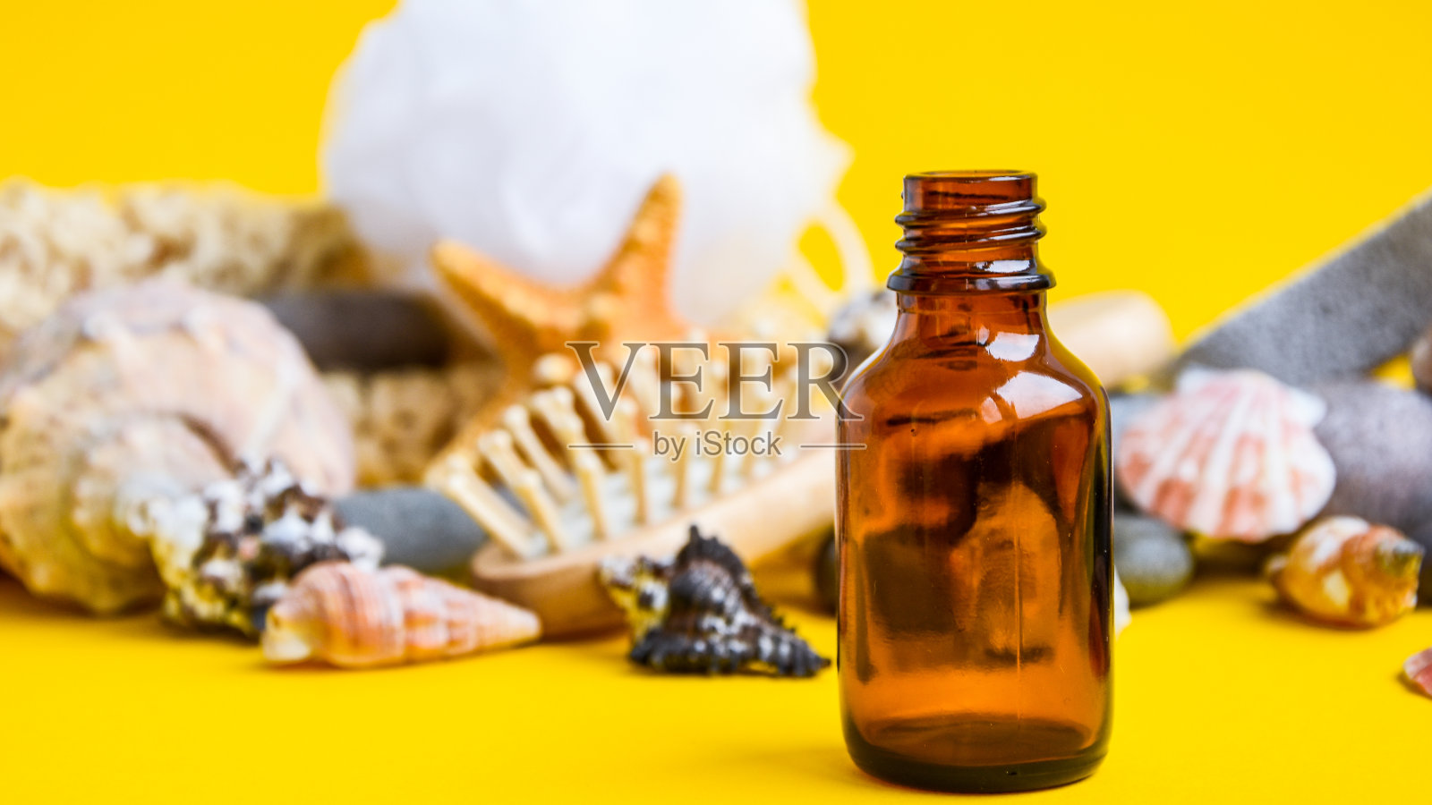 精油瓶和现代草药疗法banner，各种水疗用品照片摄影图片