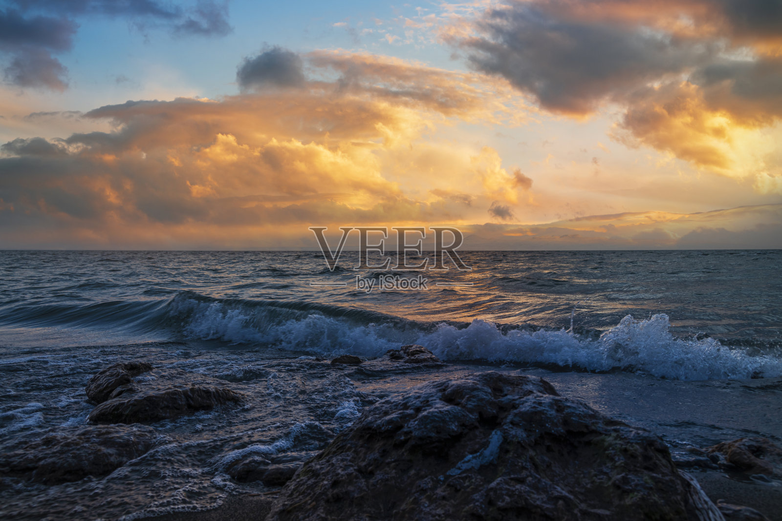 美丽的风景。明亮的日落和戏剧性的云在湖上。照片摄影图片