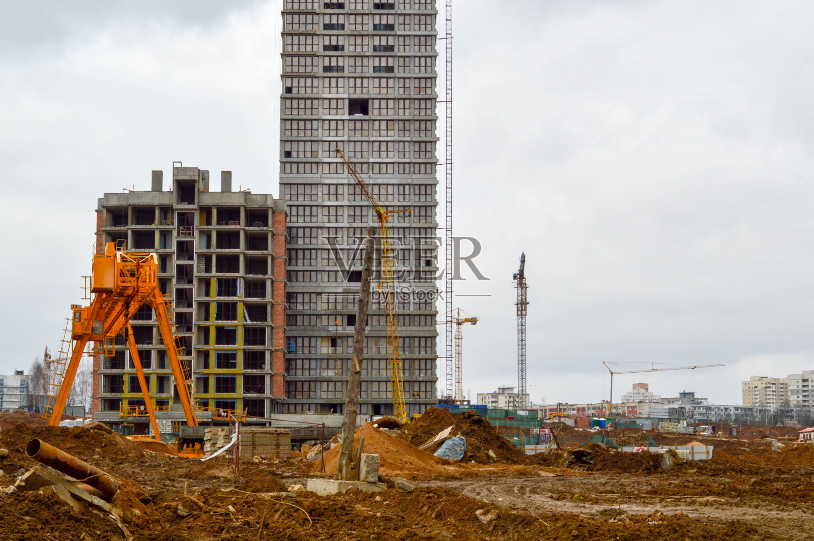 高重黄色金属铁承重建筑固定式工业强力桥式龙门起重机，用于在现代建筑工地的建筑物和房屋上提升货物照片摄影图片