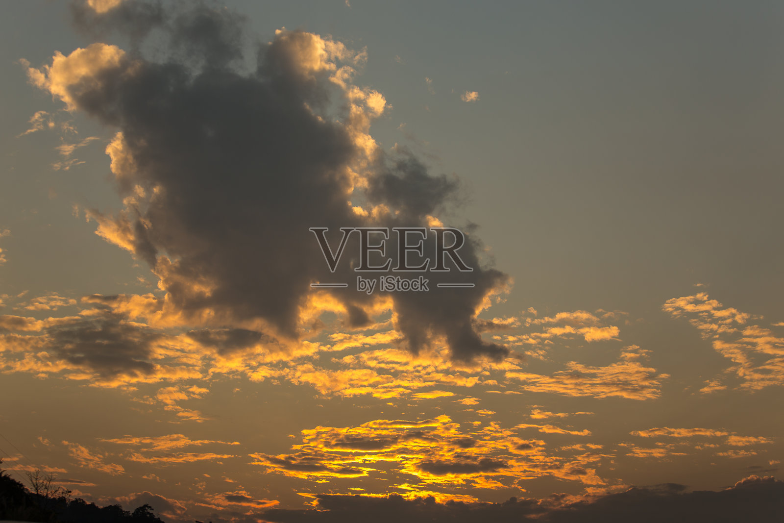 晚霞和金色的太阳。照片摄影图片