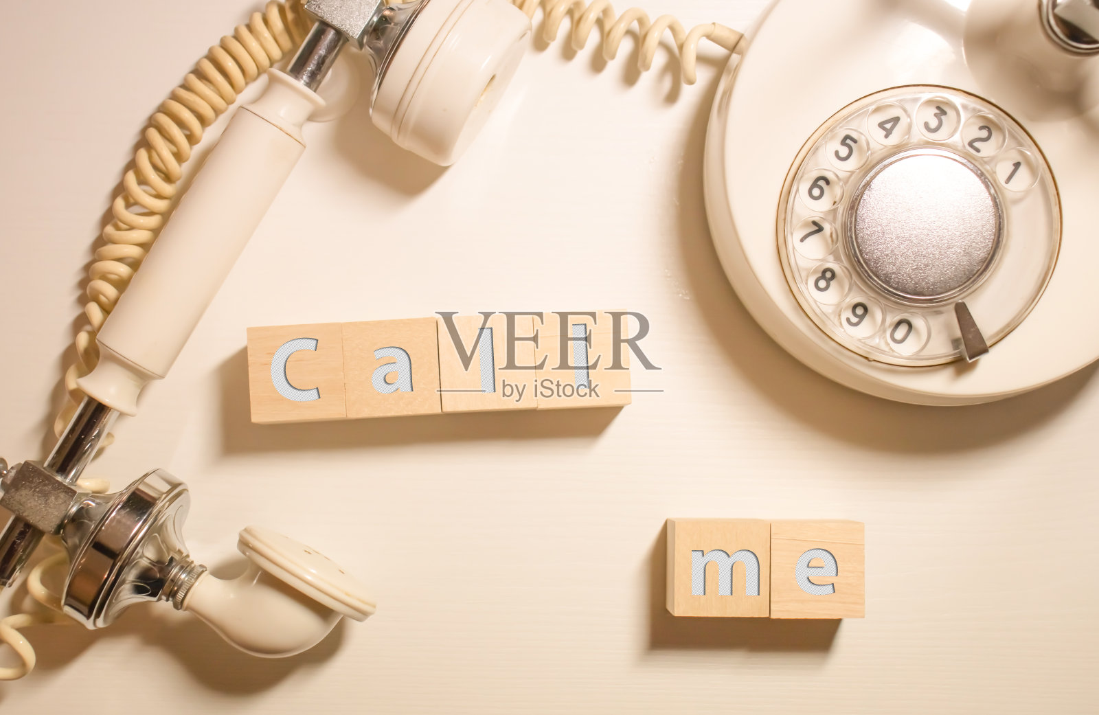 木桌上空白的日记和老式电话照片摄影图片