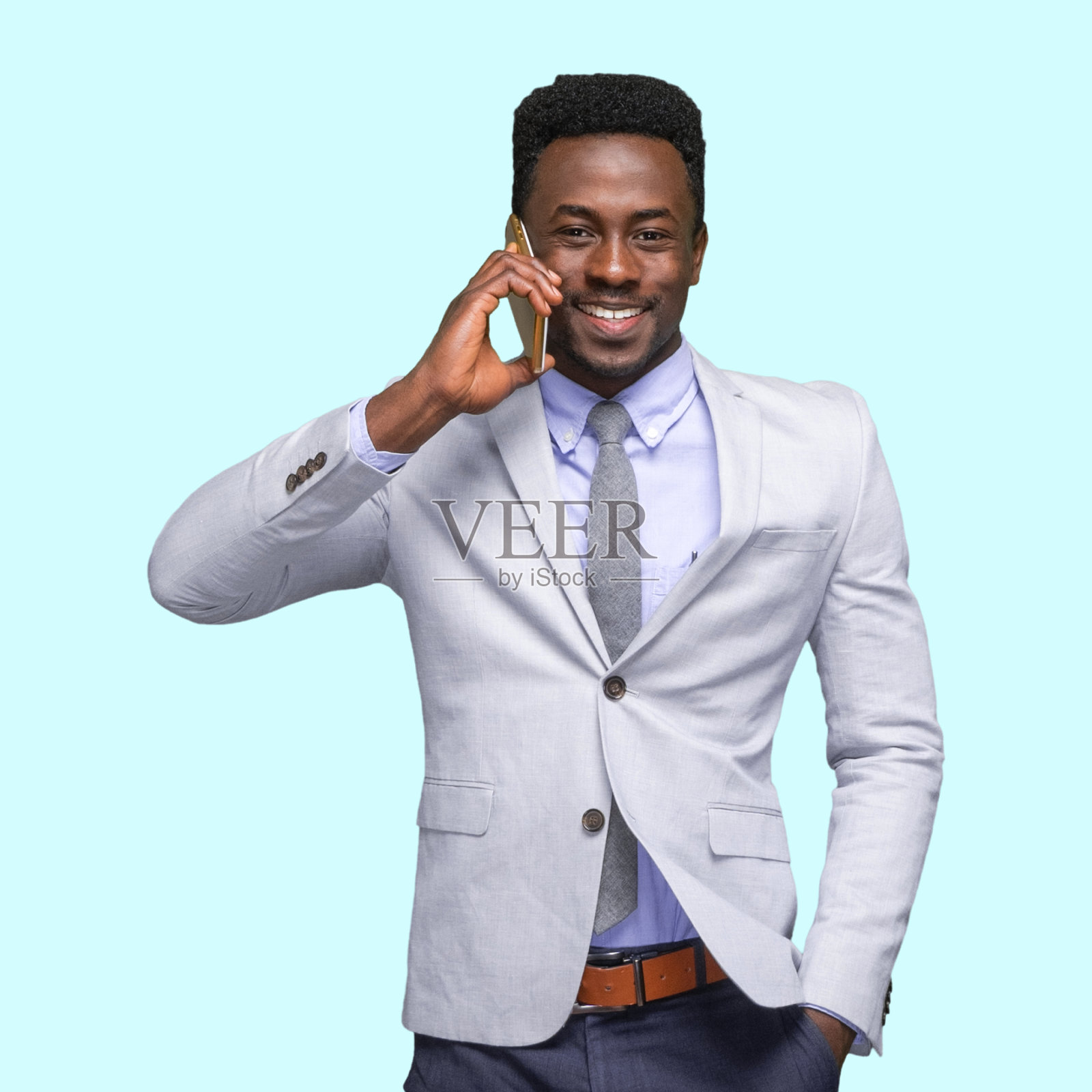 z一代男性商人穿着商务休闲装，使用智能手机站在白色背景前照片摄影图片