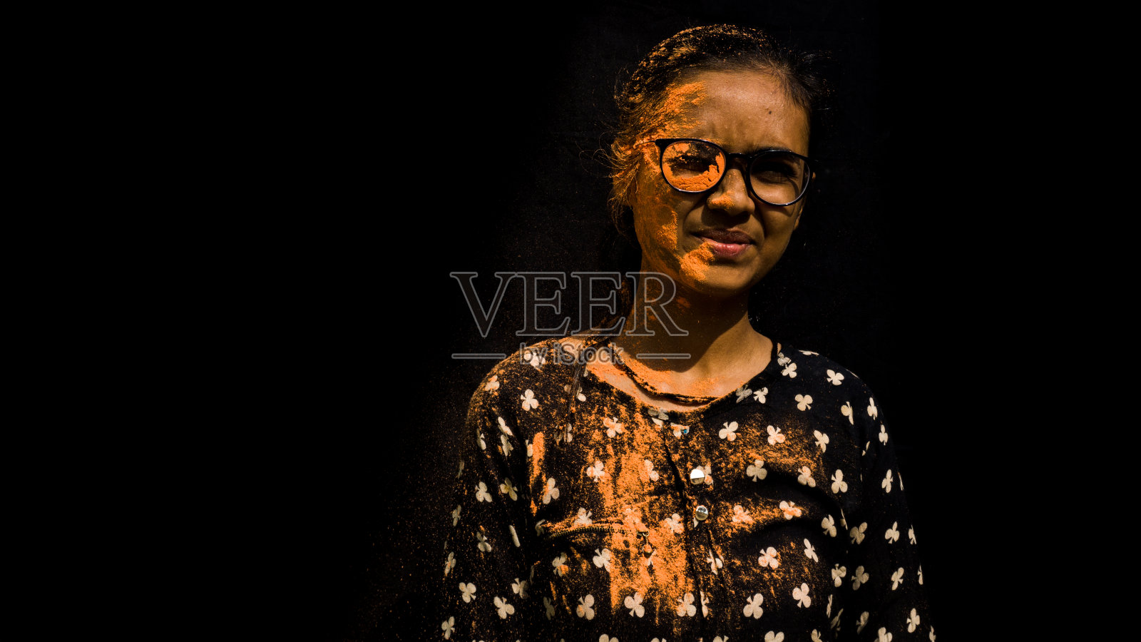 女孩用色彩庆祝胡里节照片摄影图片