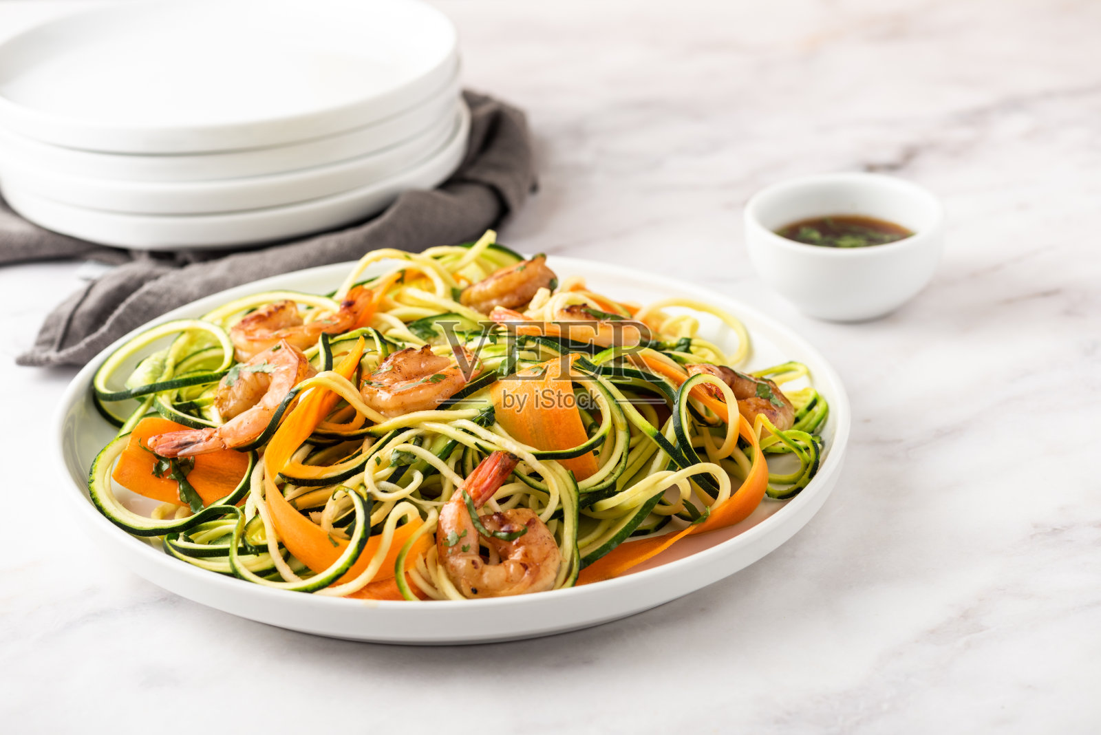 鲜虾意式瓜沙拉扁平视角图照片摄影图片