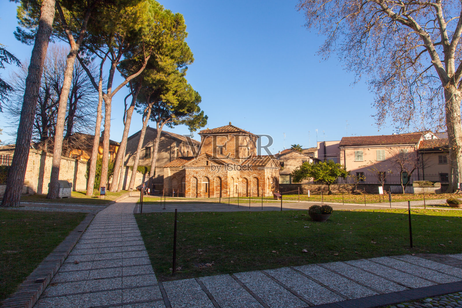 意大利拉文纳马赛克首都，意大利艾米利亚-罗马涅，加拉·普拉西迪亚陵墓照片摄影图片