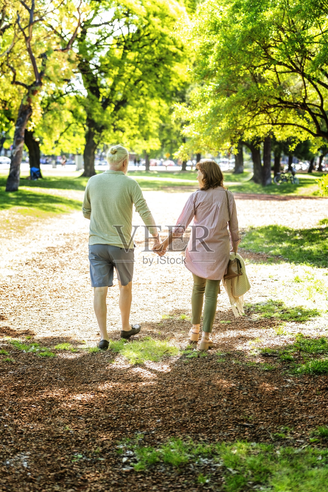 在公园里散步照片摄影图片