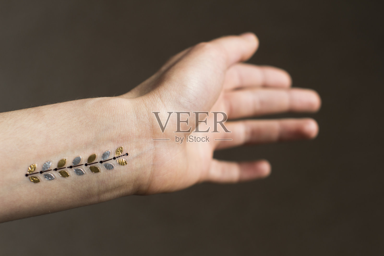 年轻女子的手有临时纹身照片摄影图片