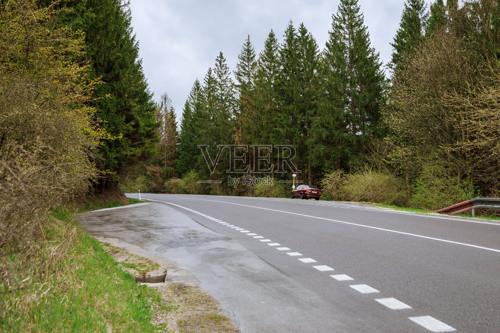 空旷蜿蜒的道路穿过山林。照片摄影图片