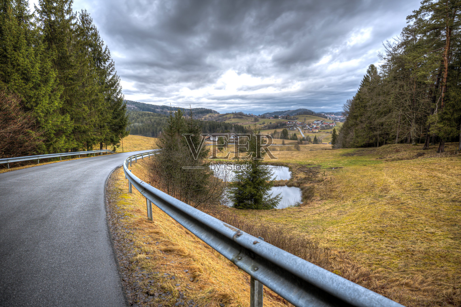 森林里的一条巴伐利亚小街照片摄影图片