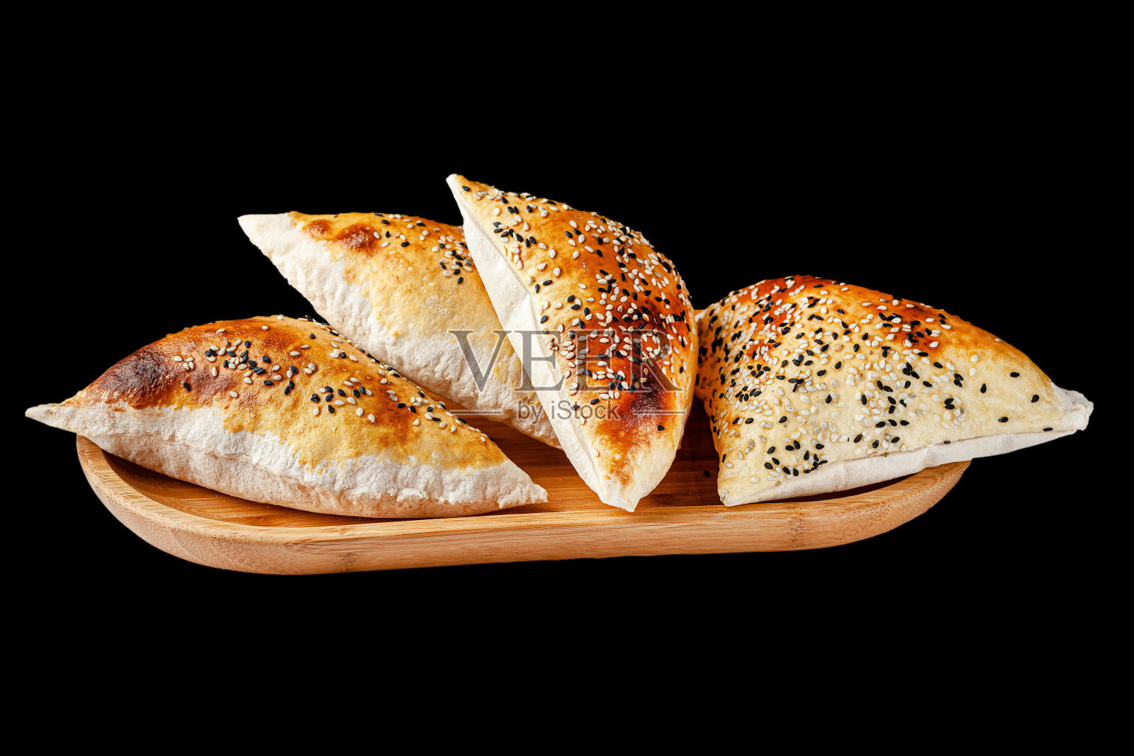 土耳其美食：无酵饼，黑色背景的内有空气的皮塔饼，独立背景图像，文案空间照片摄影图片