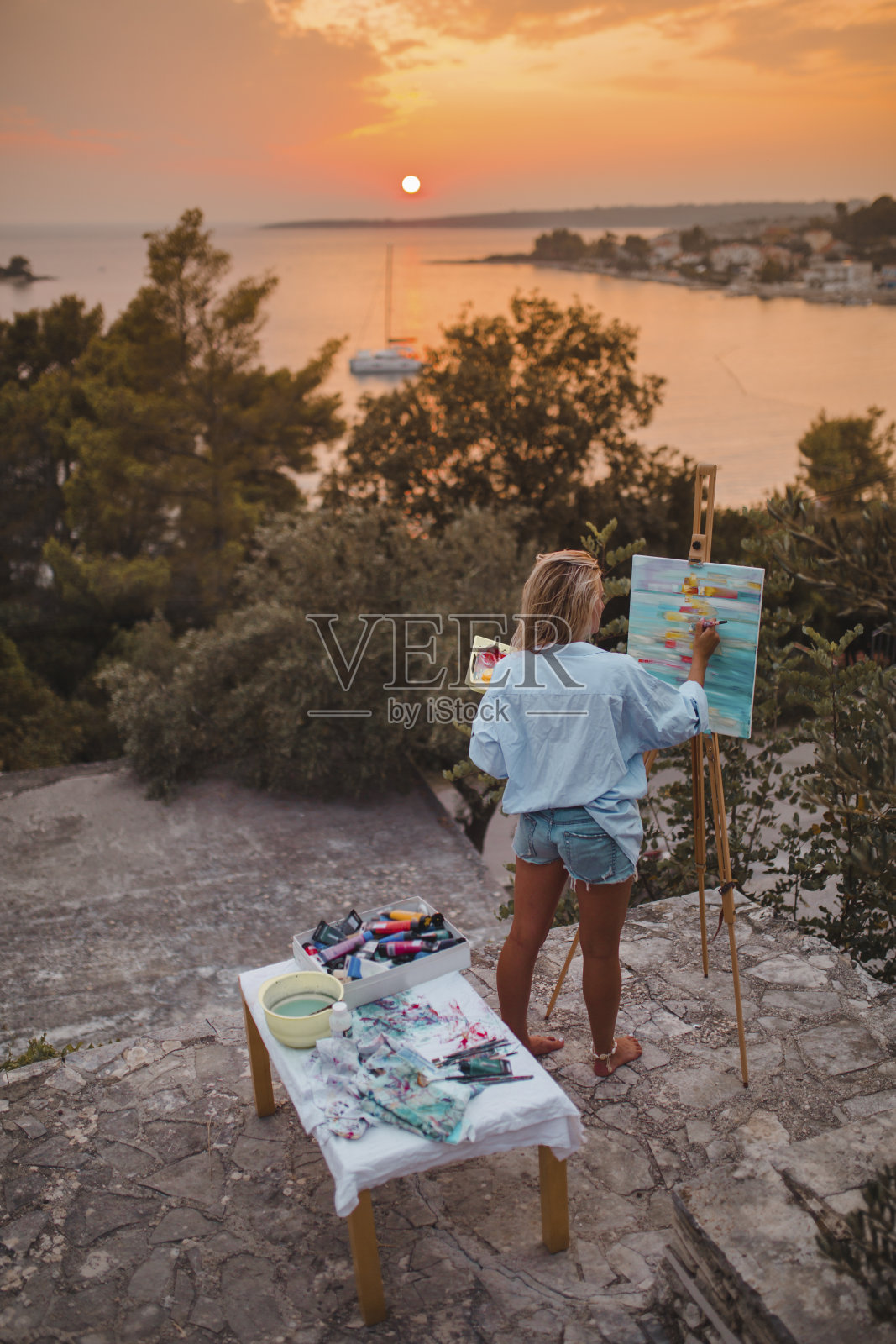 年轻的艺术家在大自然中放松照片摄影图片