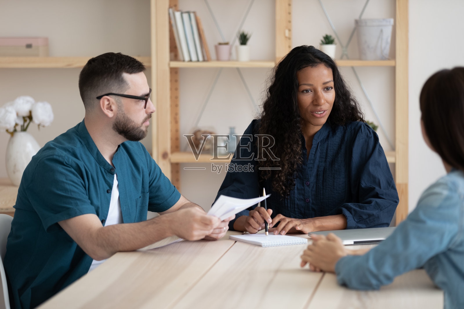 专注的年轻非裔美国女主管与队友举行会议照片摄影图片