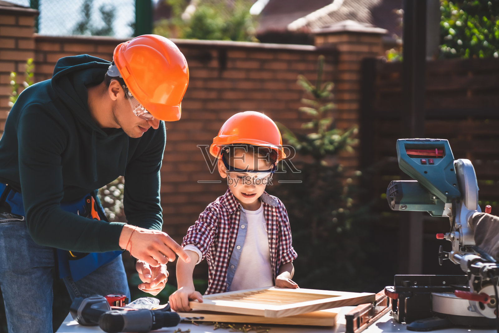 父亲教儿子木工照片摄影图片