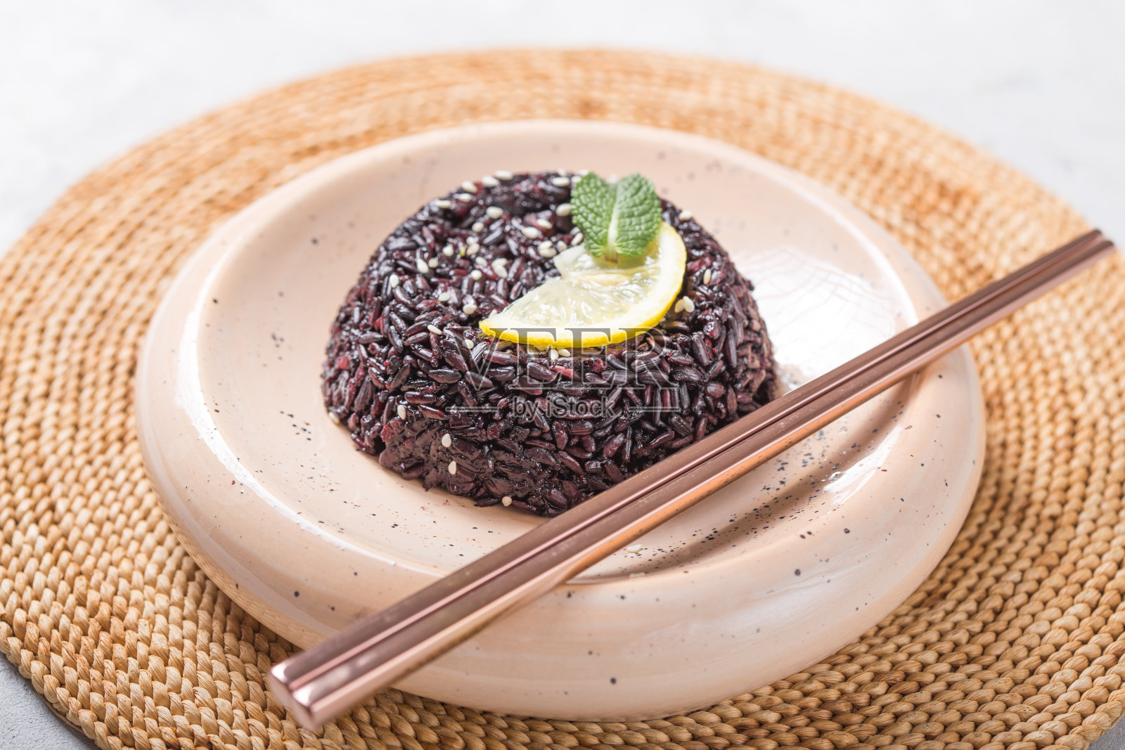 美味的黑米饭或意大利调味饭照片摄影图片