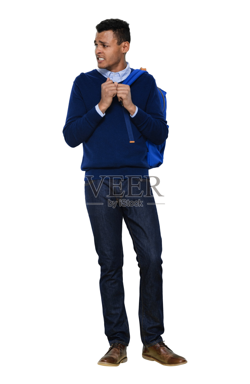 非洲裔年轻男性穿着裤子站在白色背景前照片摄影图片