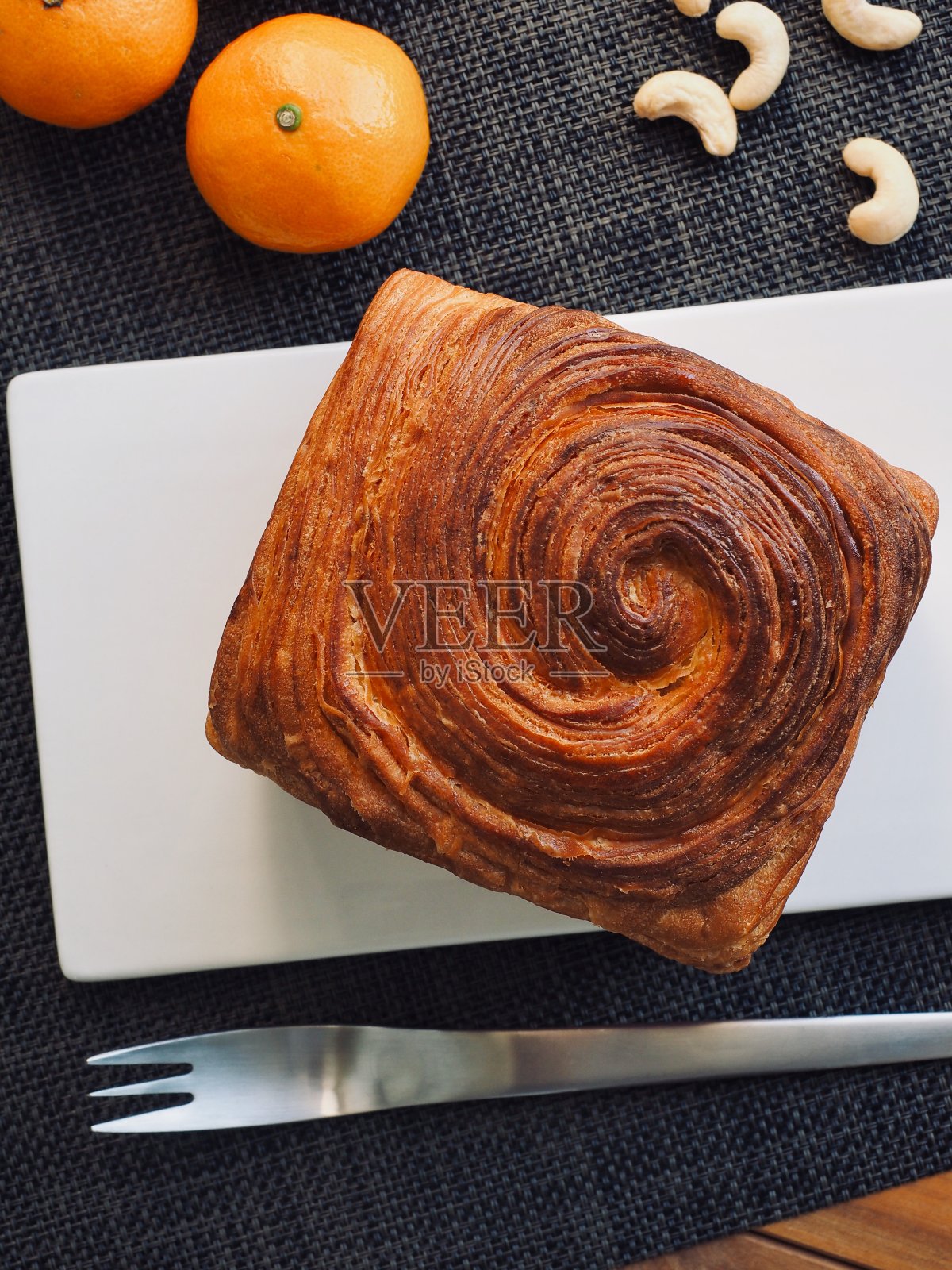 有橘子和坚果的方形糕点面包照片摄影图片