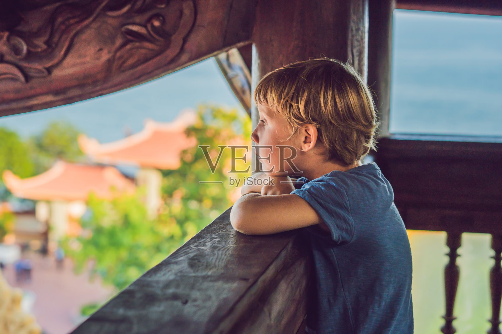 在宝塔旁的男孩：亚洲旅行概念照片摄影图片
