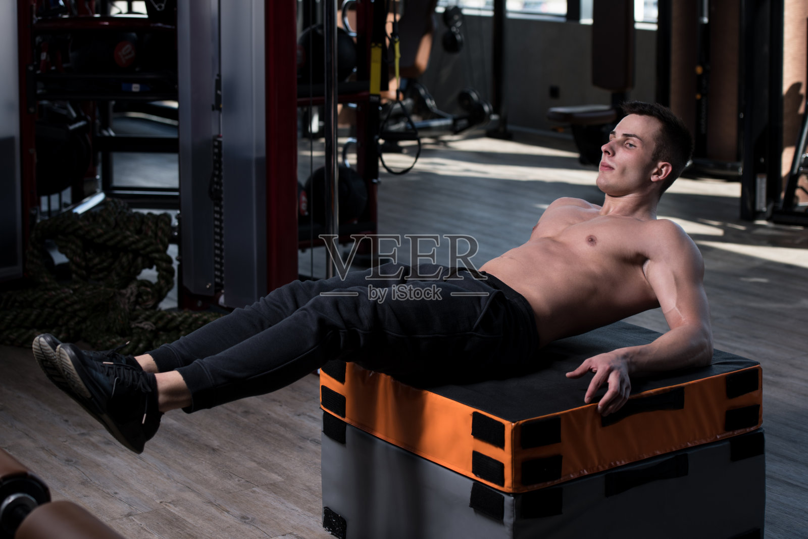 做仰卧起坐腹部运动照片摄影图片