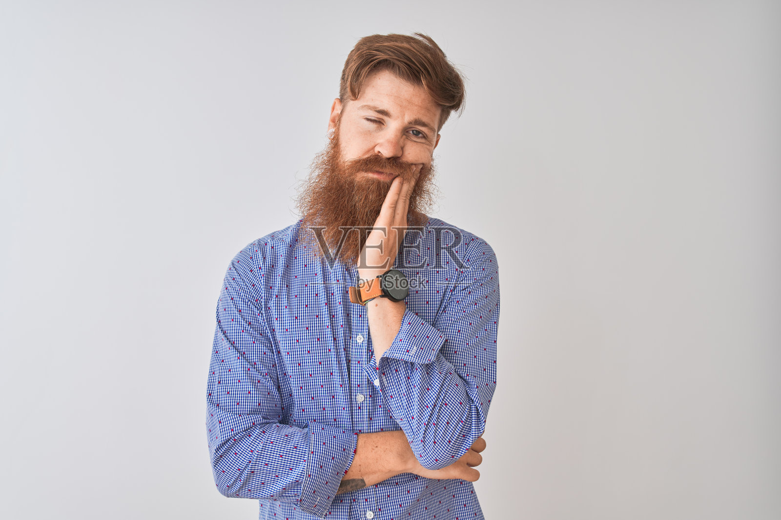 年轻红发爱尔兰男子穿着休闲衬衫站立，思考着，看起来疲惫和厌烦，双臂交叉，有抑郁问题。照片摄影图片