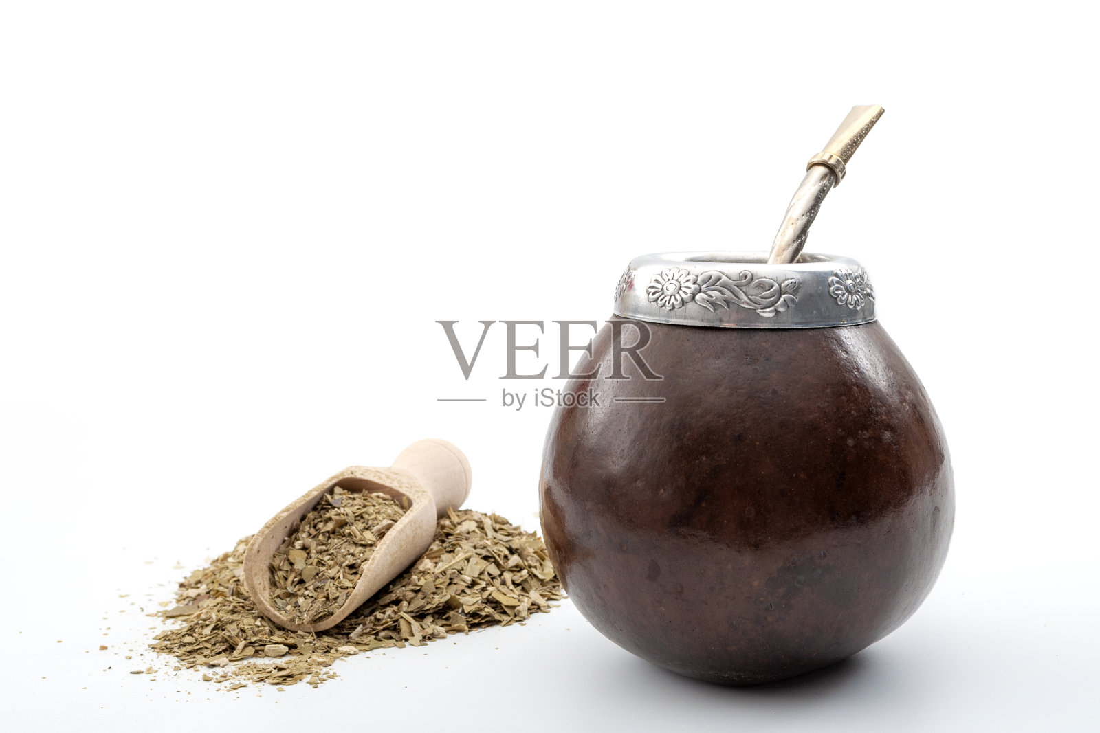 整体医疗，排毒清洗和天然兴奋剂概念与传统饮料杯，干燥巴拉圭茶叶与木制勺和金属吸管称为炸弹孤立在白色背景照片摄影图片