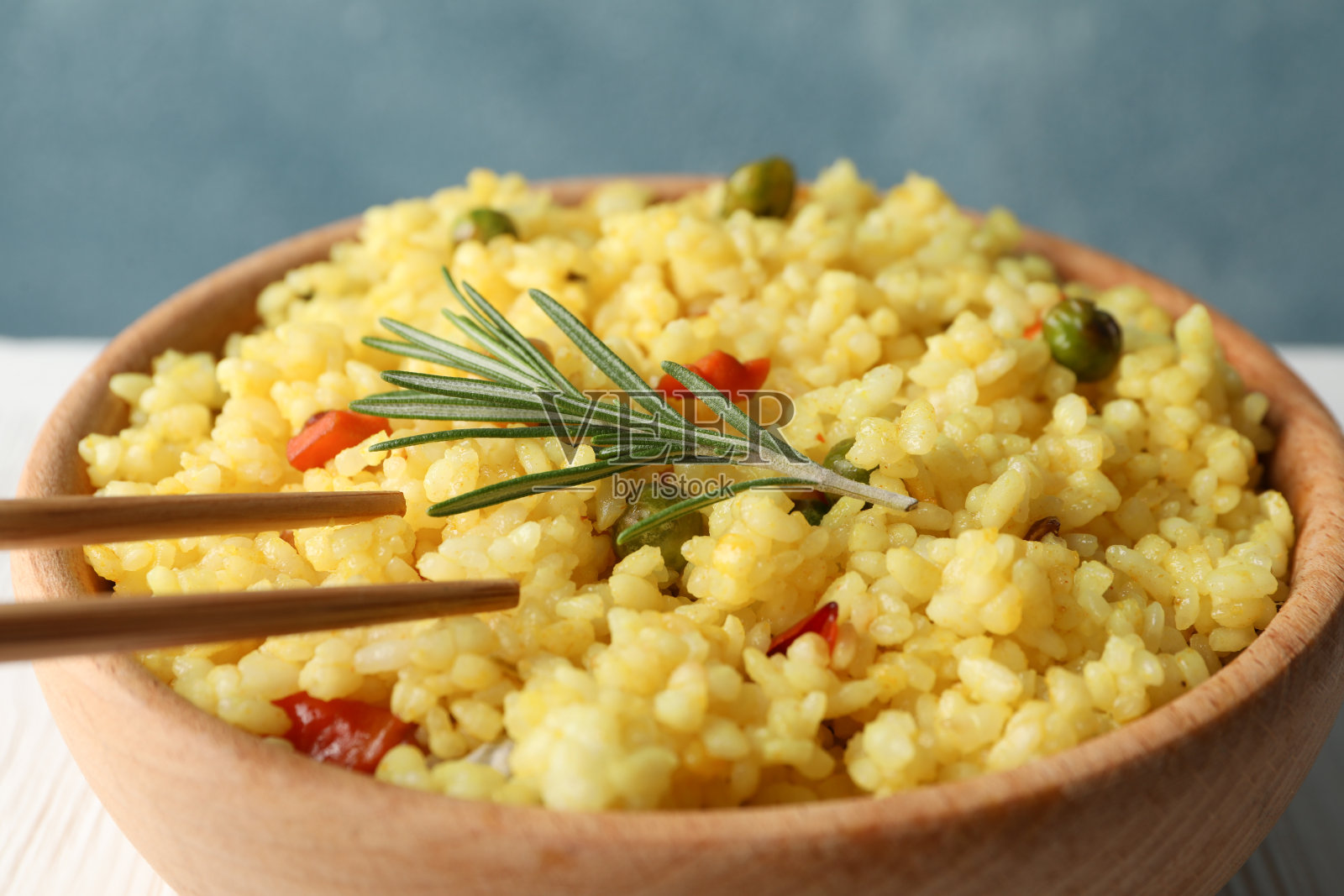 一碗美味的蔬菜米饭，特写照片摄影图片