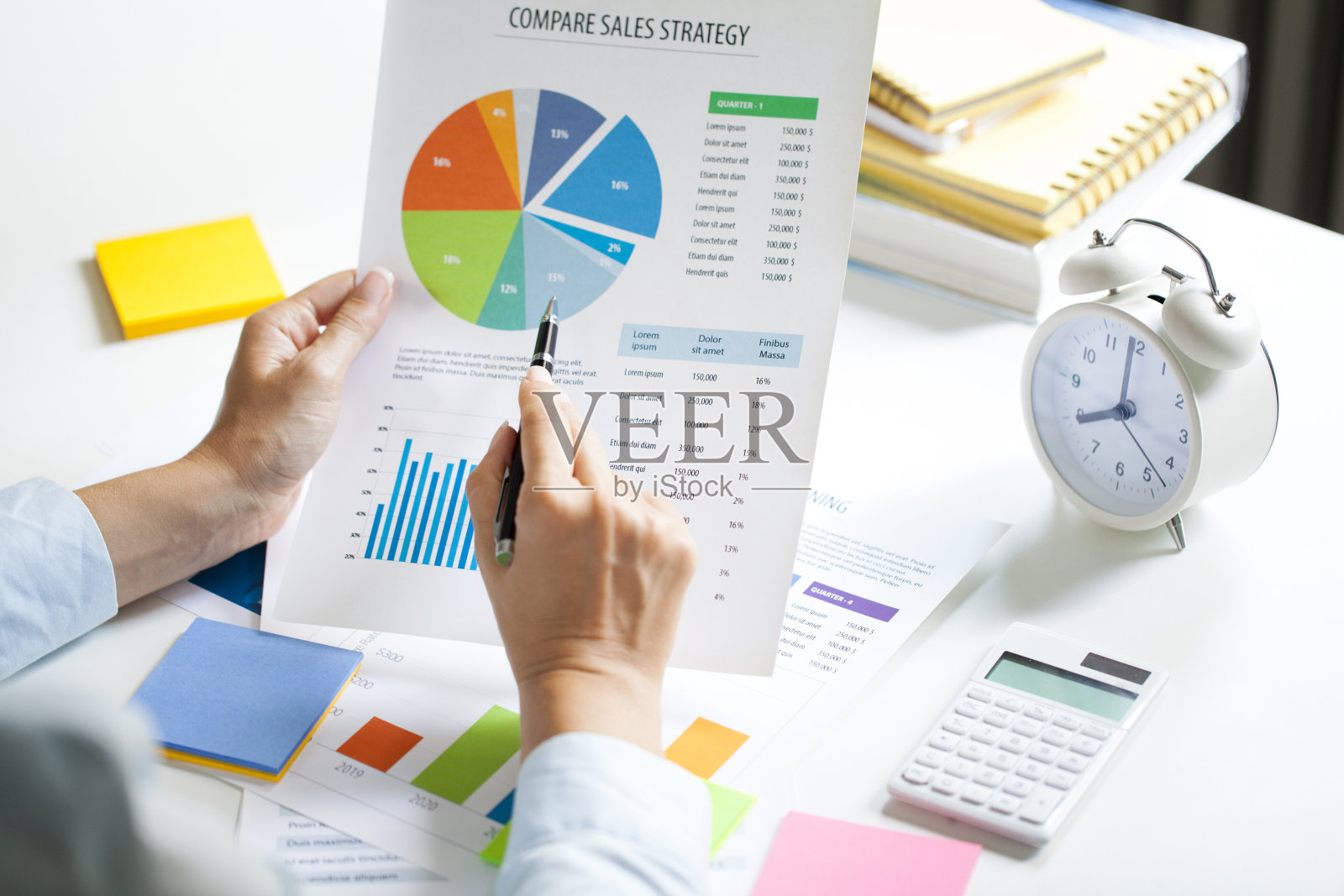 女商人拿着纸质图表做分析照片摄影图片