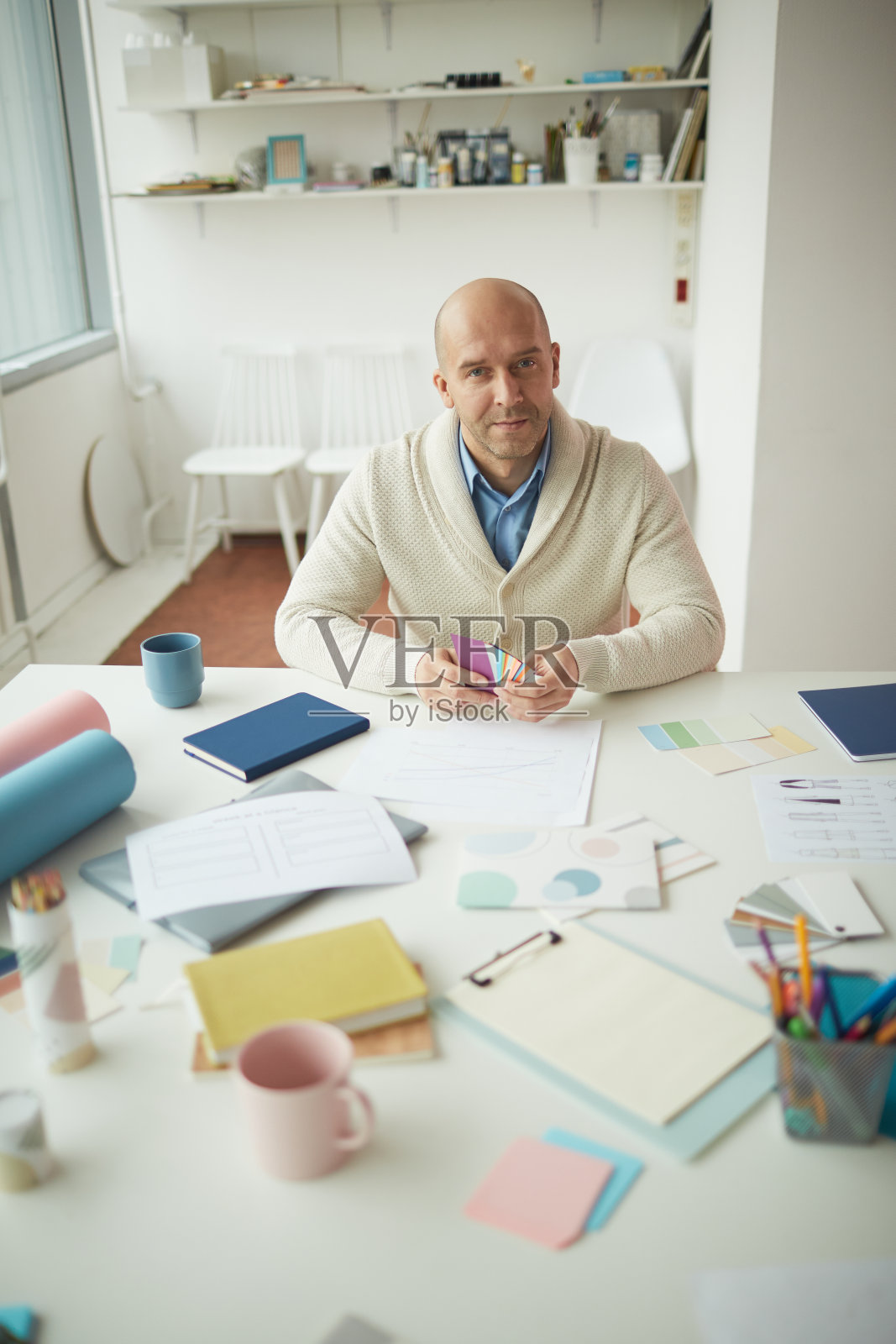 办公室里的成熟男人照片摄影图片