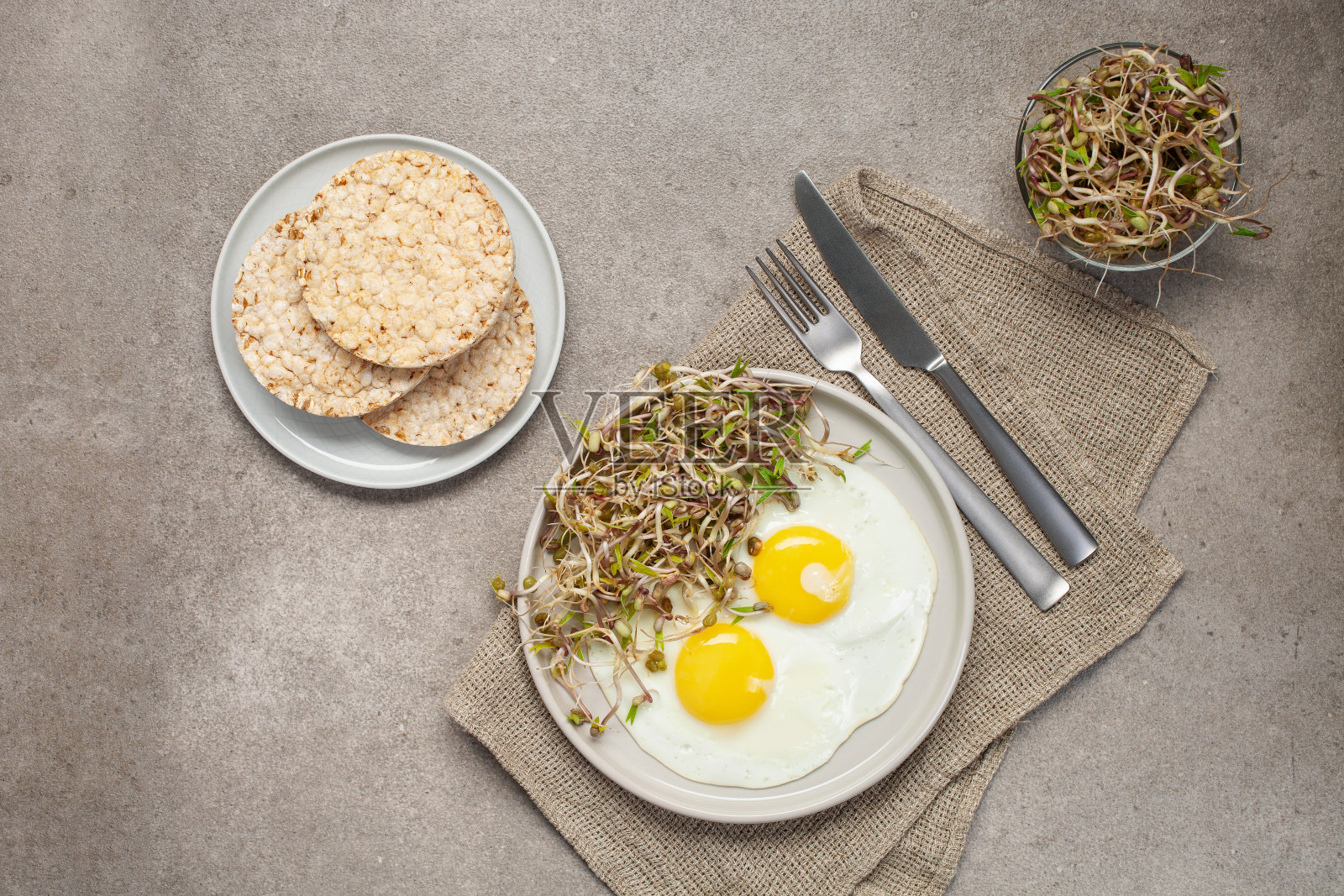 健康早餐，鸡蛋，豆芽，水果，蜂蜜和果汁。前视图。平躺照片摄影图片