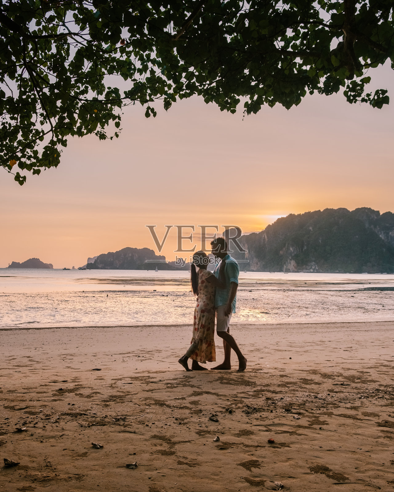 泰国甲米岛奥南海滩的情侣日落照片摄影图片