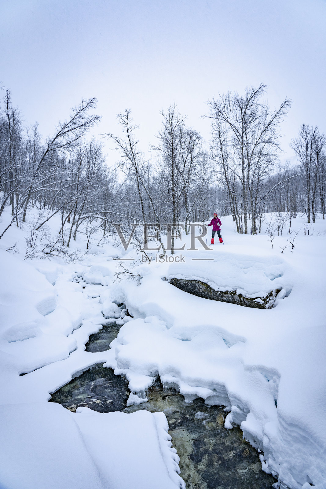 在挪威北部穿雪鞋照片摄影图片
