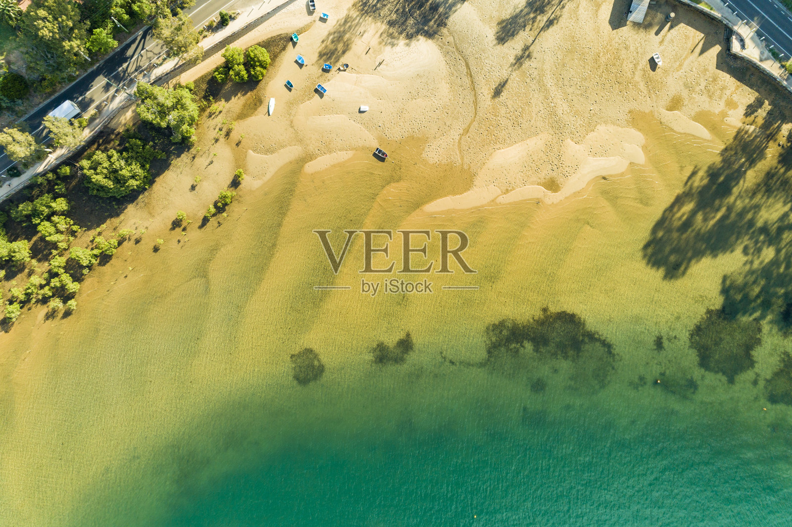 驶出悉尼北部海峡的船只照片摄影图片