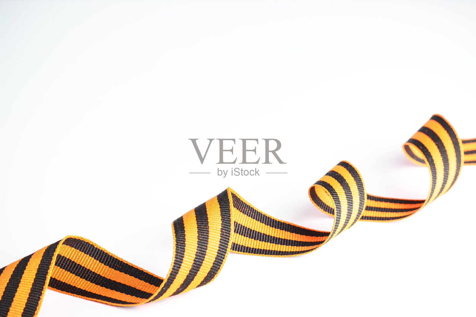 圣乔治丝带-俄罗斯在白色背景上的胜利象征。为文本留出空间。胜利日贺卡(五月九日)照片摄影图片