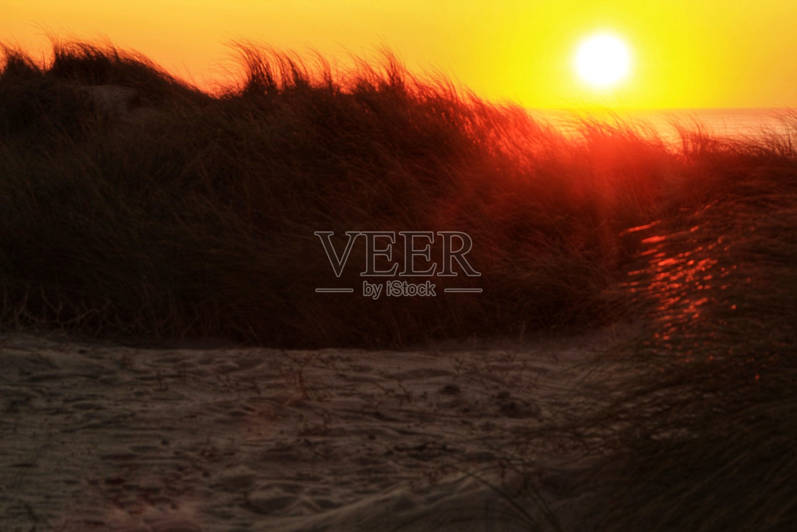 葡萄牙阿威罗海滩上的日落照片摄影图片