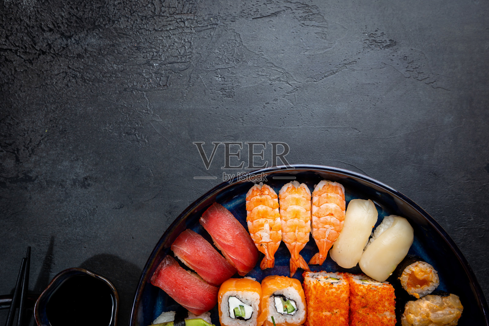 一套寿司和寿司照片摄影图片