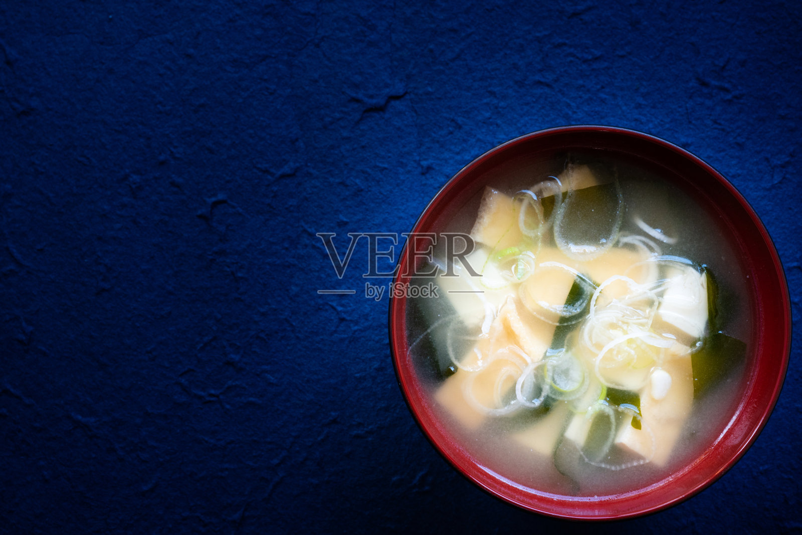 酱汤在棕色的碗里照片摄影图片