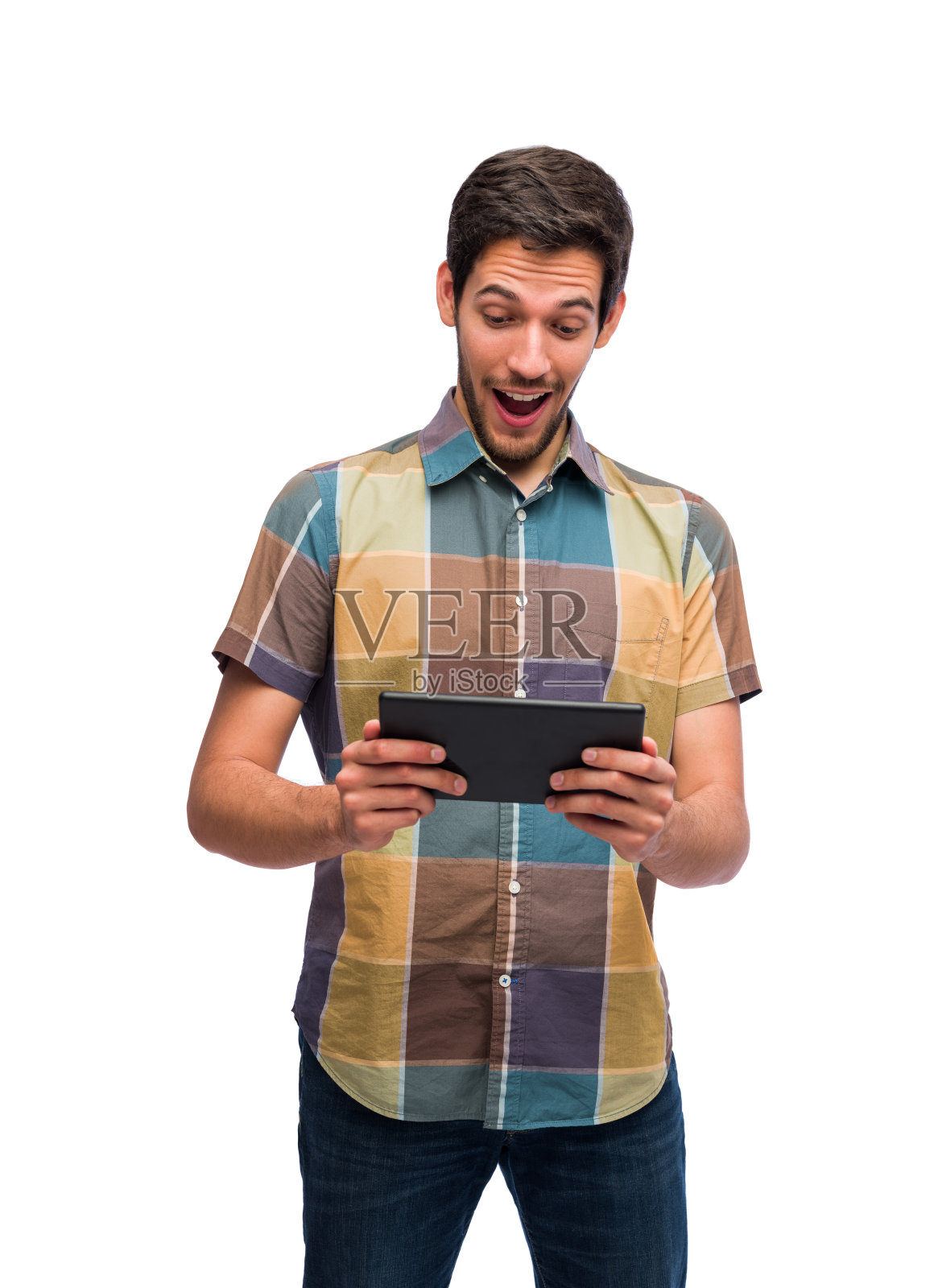 一名惊讶的男子看着数字平板电脑照片摄影图片