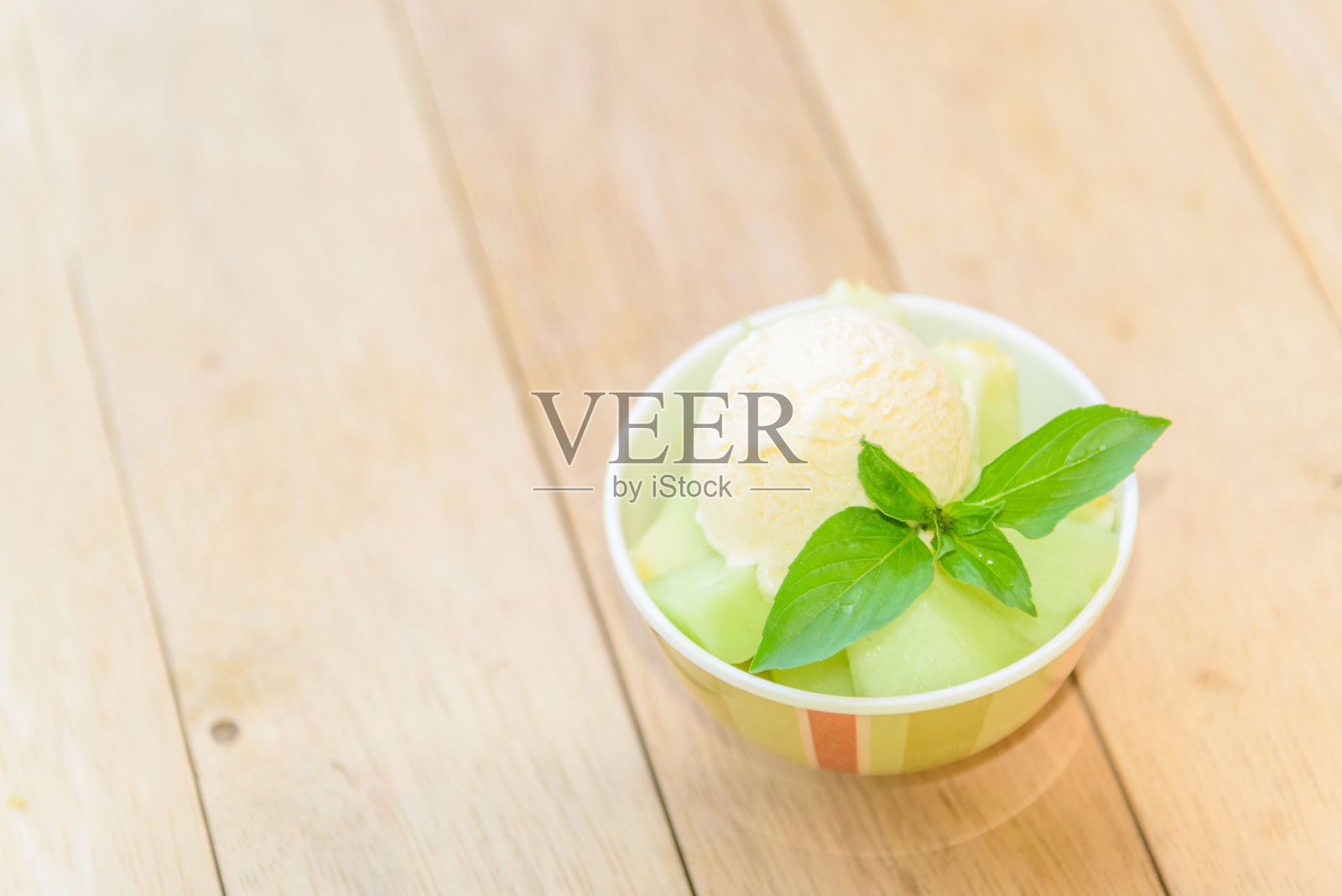 木桌上放着甜瓜冰淇淋照片摄影图片