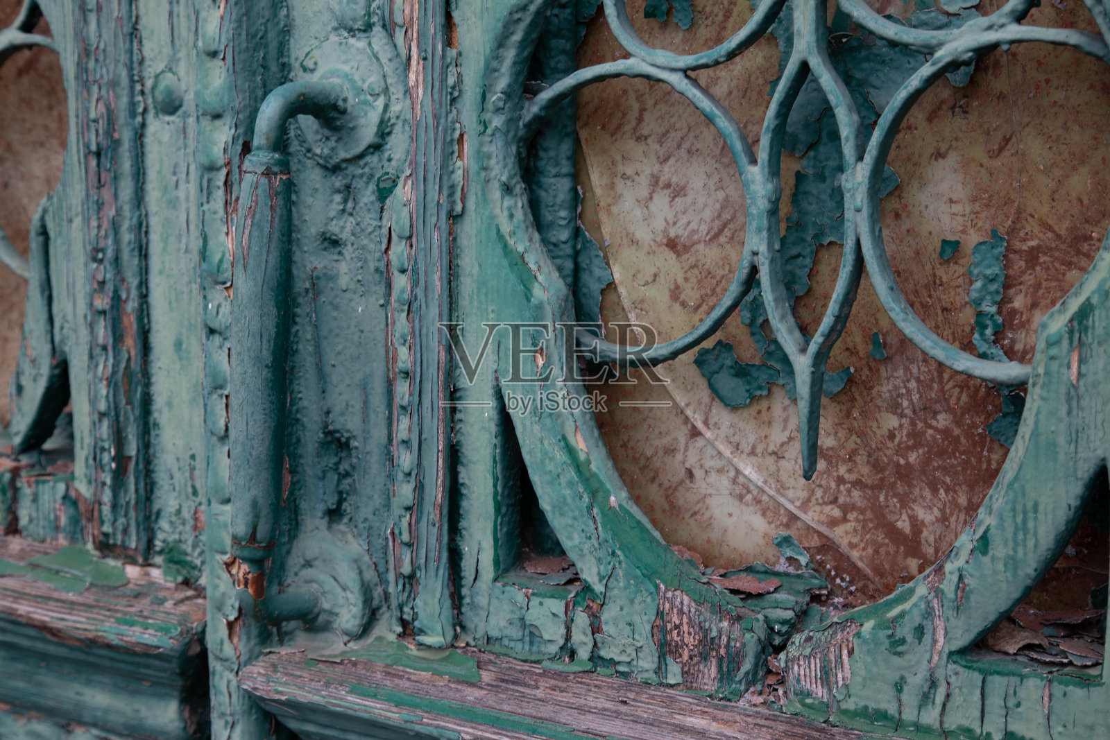 欧洲公共建筑外部的复古木门上有金属和木雕。照片摄影图片