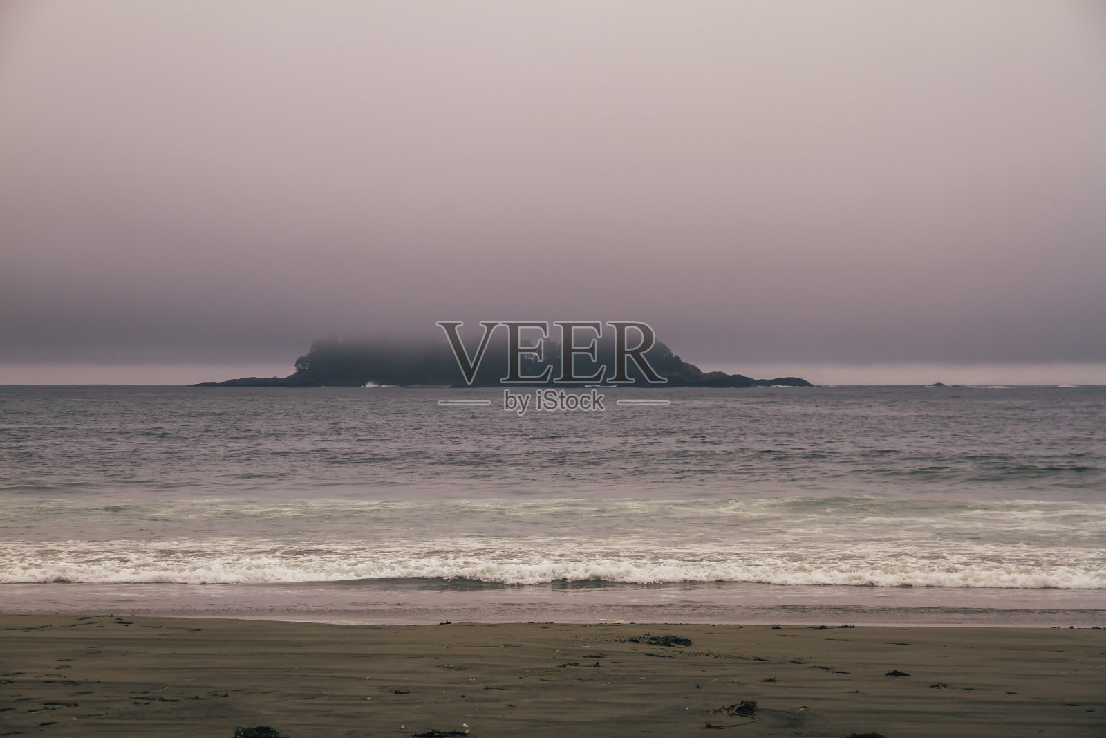 托菲诺海滩前的岛屿——加拿大不列颠哥伦比亚省温哥华岛照片摄影图片