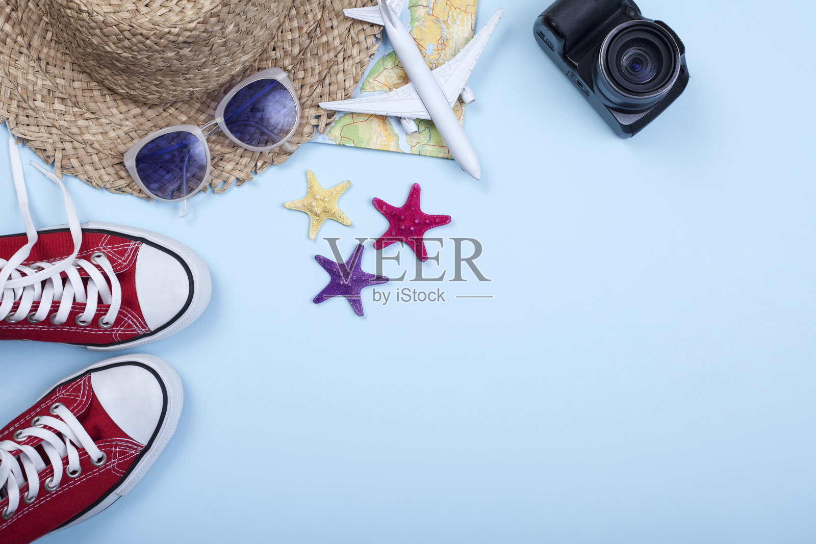 旅行物体在蓝色背景照片摄影图片