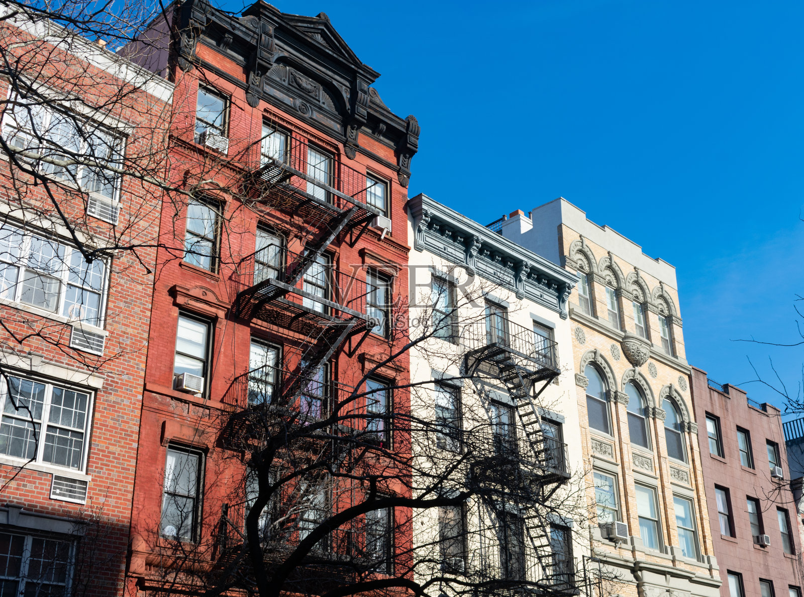 纽约东村的彩色老建筑，有防火梯照片摄影图片