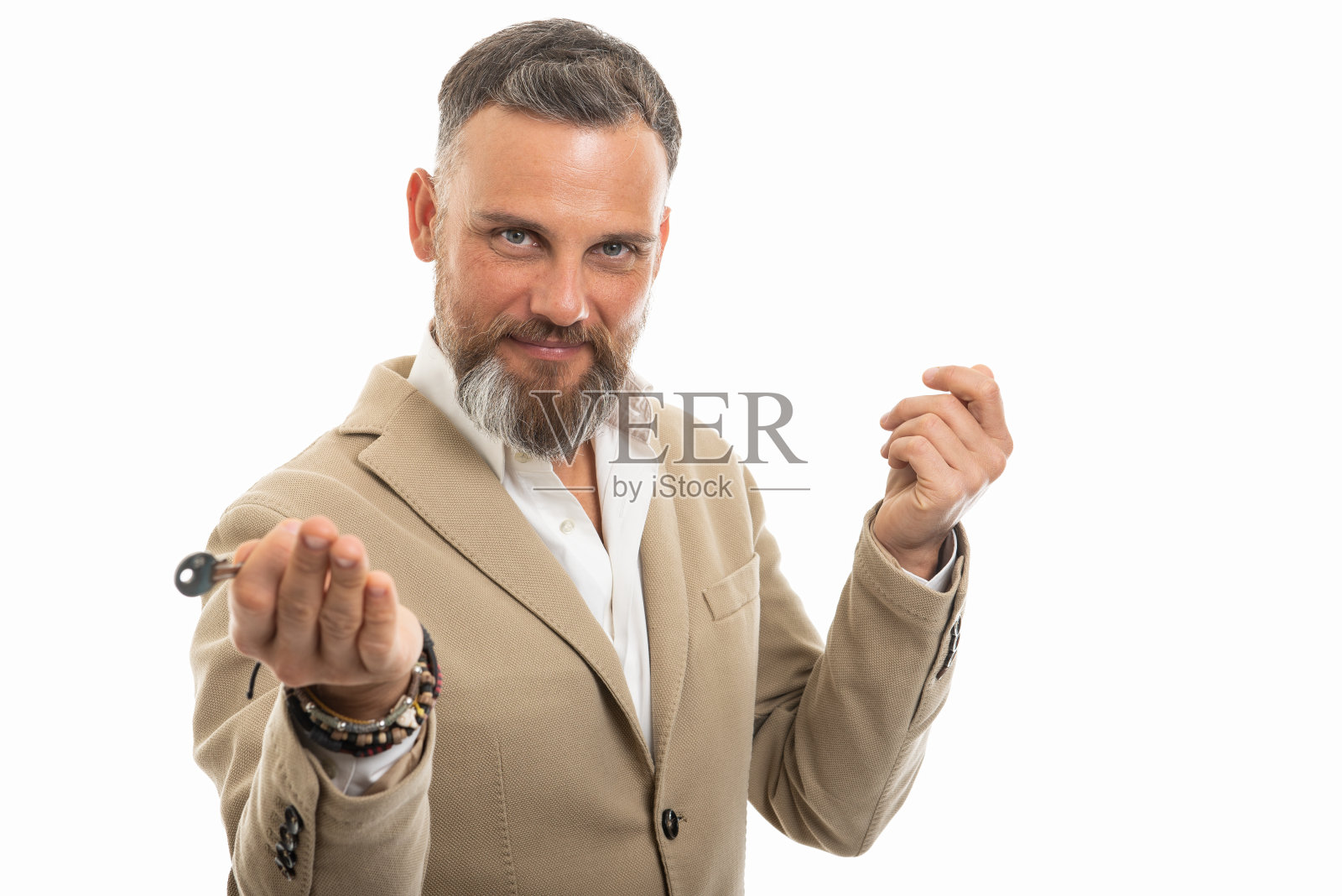 穿着休闲装手持公寓钥匙的男人肖像照片摄影图片