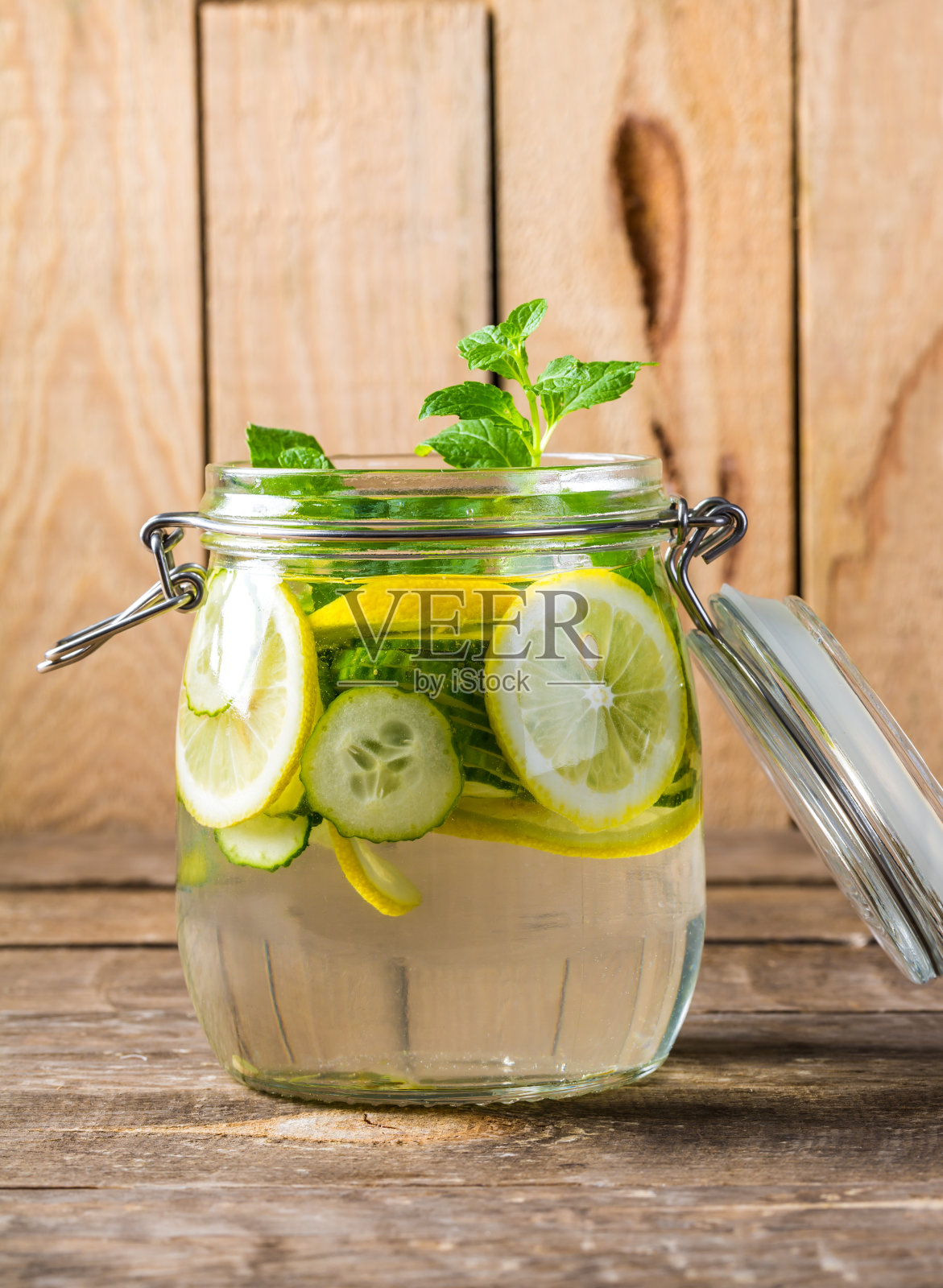 柠檬、黄瓜排毒水。玻璃杯里的水果水照片摄影图片