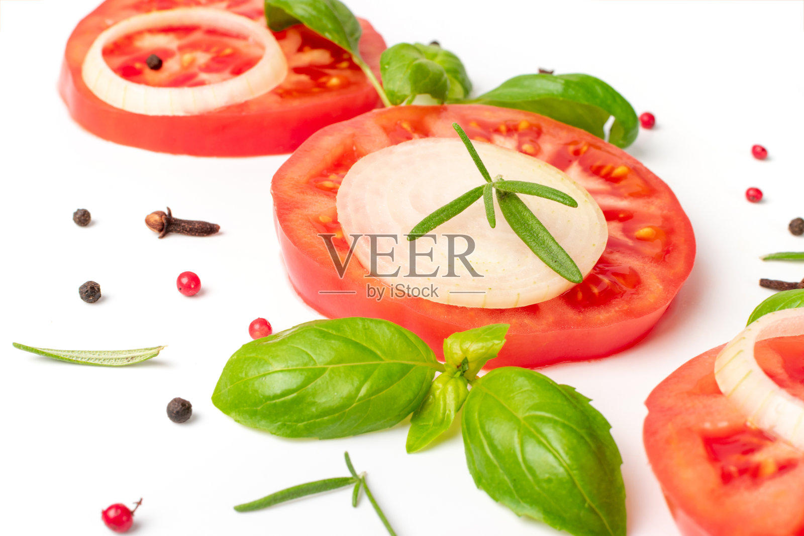 大西红柿切片，新鲜香草和香料分离照片摄影图片