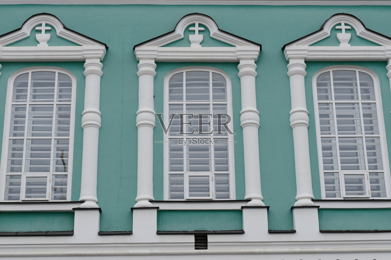 教堂里有三个十字窗。照片摄影图片