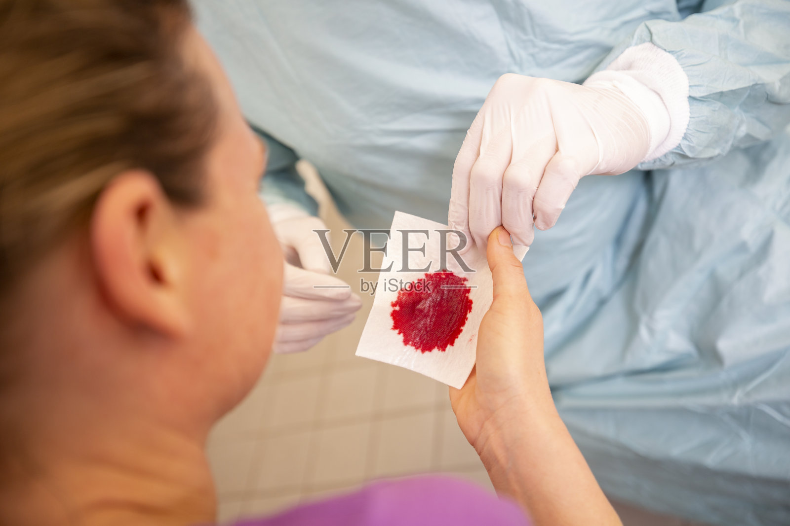身穿全套防护服的医生正在检查一位女性照片摄影图片