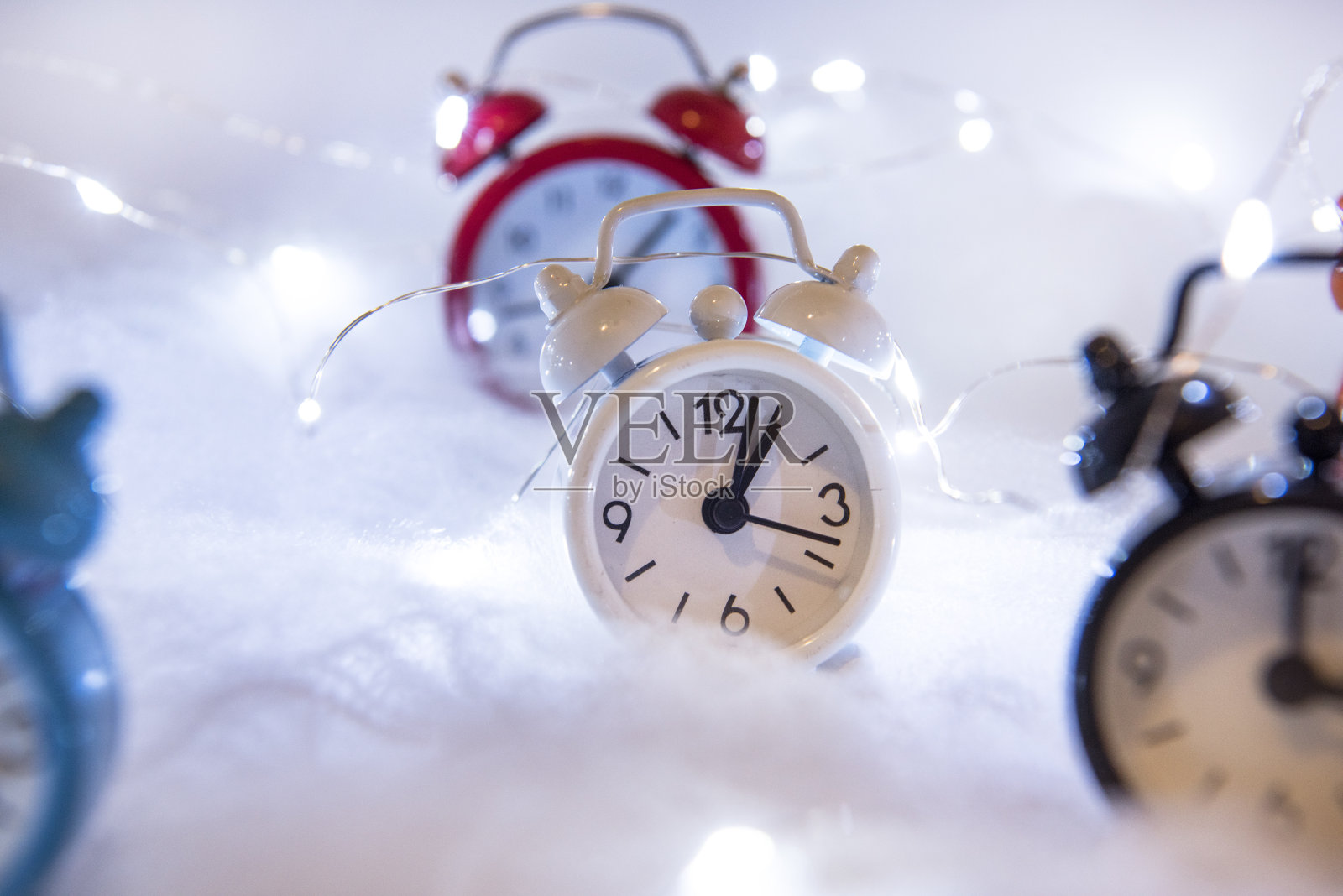 夏令时。DST。时钟快到夏天了。把时间向前。春天时间变化的抽象照片。照片摄影图片